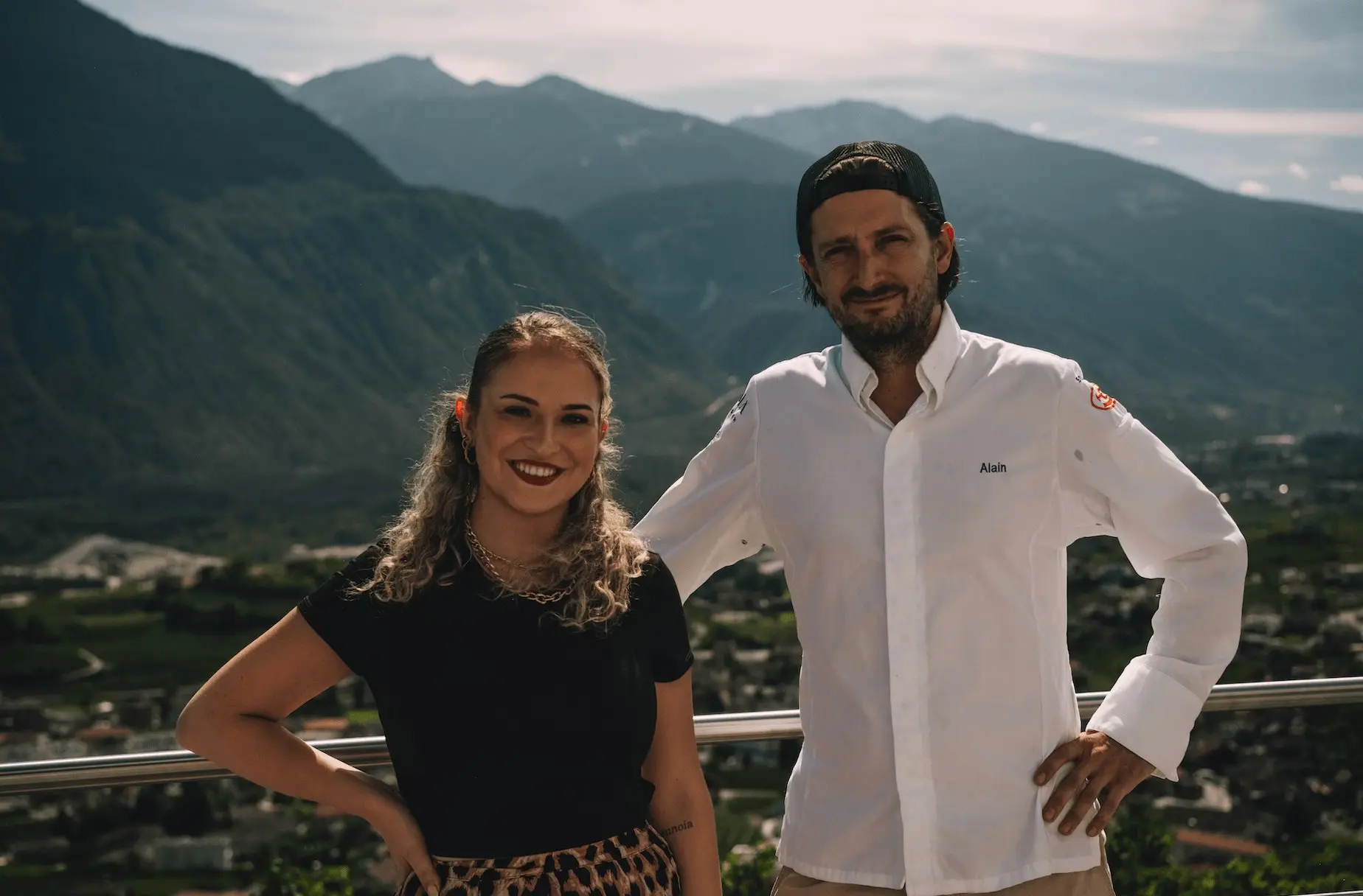 Alisha Cina und Alain Lerjen im Kochhemd, hinter ihnen die Berge über dem Rhonetal